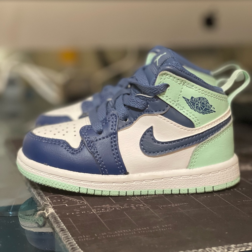 Nike Air Jordan 1 - Picture 2 of 5